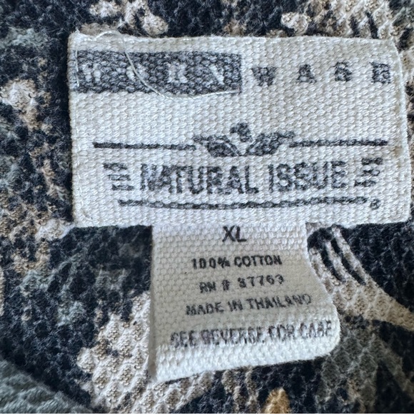 Natural Issue Worn Wash Men’s Floral Hawaiian Polo Shirt in Black & Tan. Size XL - Picture 3 of 4